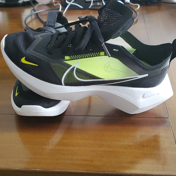 Nike - Picture 2 of 4